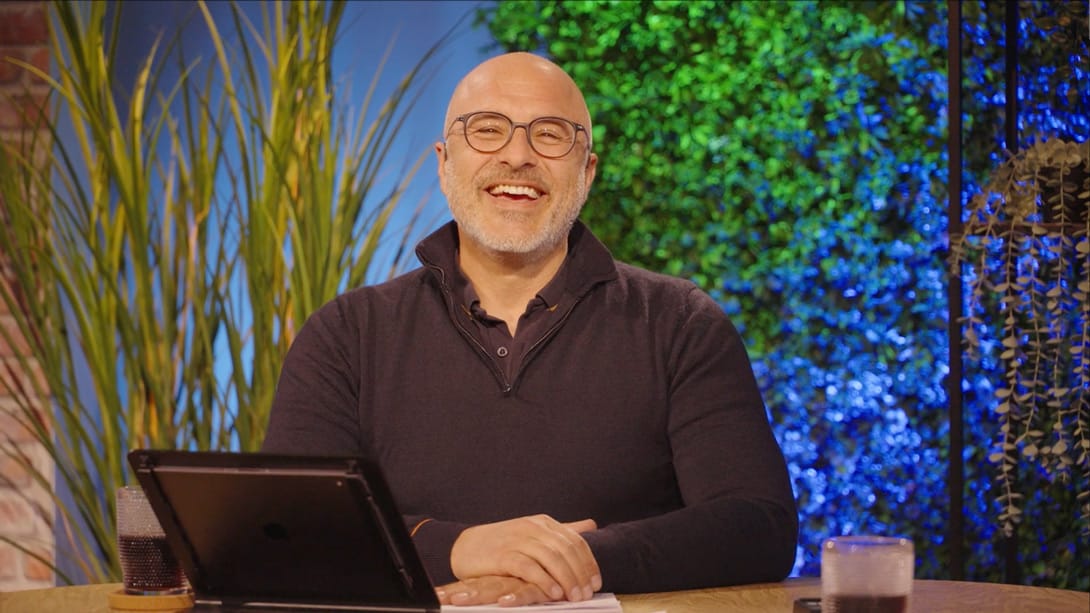 Als host maak je in de veelzijdige studio gebruik van bijvoorbeeld een tablet met live chat om vragen van kijkers te delen met de sprekers.
